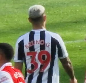 bruno guimarães in newcastle shirt from behind
