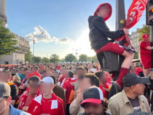 liverpool fans in the paris fan zone 2022 champions league final